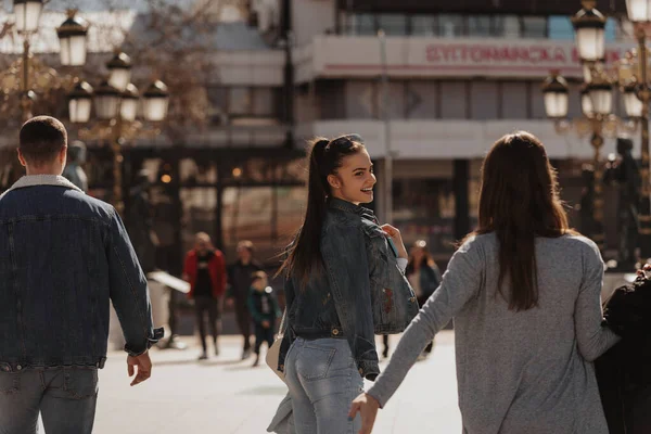 Tre Amici Bruna Che Camminano Mentre Uno Loro Sorride — Foto Stock