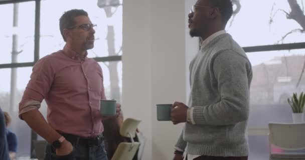 Deux Hommes Affaires Parlant Avant Pendant Que Les Employés Travaillent — Video