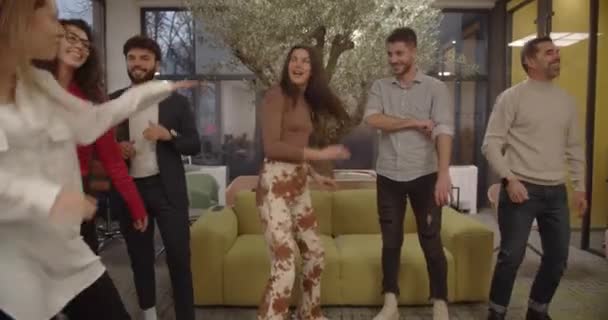 Muhtelif Yaşlarda Arkadaşları Ofiste Heyecandan Birlikte Dans Ediyor Şirket Için — Stok video
