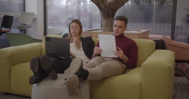 Hombre Dando Regalo Colega Femenina Mientras Está Sentado Sofá Acogedor — Vídeos de Stock