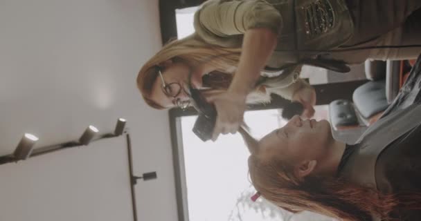 Στέγνωμα Μαλλιών Νεαρής Κοκκινομάλλας Στούντιο Κομμωτικής Κάθετη Βολή Κίνηση Φορτηγά — Αρχείο Βίντεο