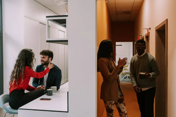 Ofis Mutfağında Erkek Arkadaşıyla Konuşan Kıvırcık Saçlı Muhteşem Bir Kız — Stok fotoğraf