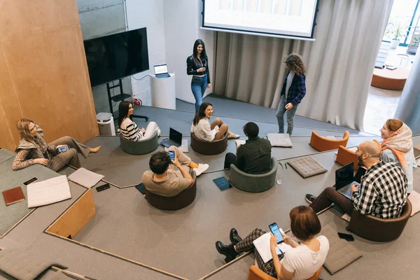 大規模なビジネスセンターの円形の会議室で働くビジネスの多文化グループ スタートアップ プロジェクト プランニング 戦略の概念 — ストック写真