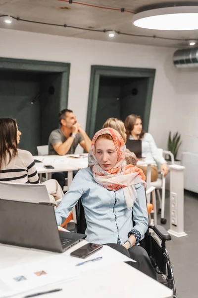 戴头巾在手提电脑上工作的穆斯林女雇员 — 图库照片