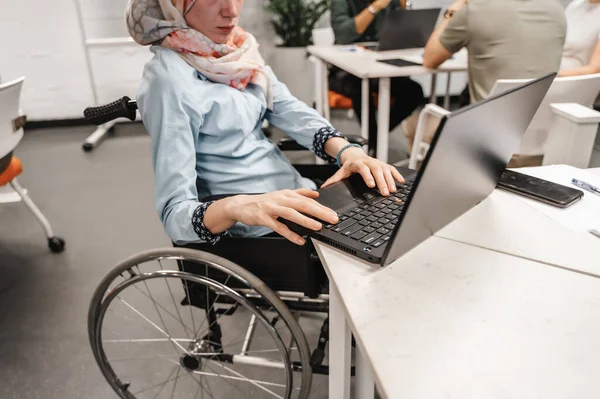 Close Photo Disabled Female Employee Wheelchair Working Lap Top — Stock Photo, Image