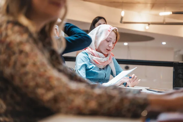 Female Employee Wearing Hijab Reading Notes New Project She Took — Stock Photo, Image