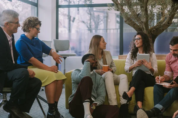 Grupo Seis Trabajadores Empresa Conversando Mientras Están Sentados Espacio Coworking —  Fotos de Stock