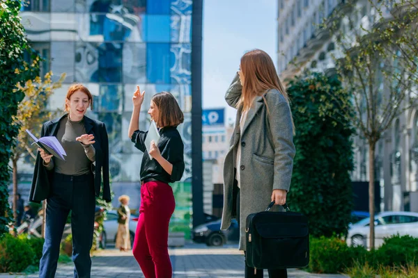 Drei Geschäftsfrauen Unterhalten Sich Der Stadt — Stockfoto