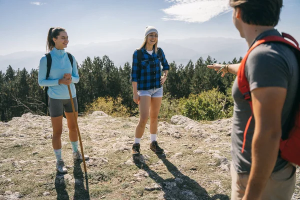 Drie Wandelaars Praten Terwijl Boven Berg Staan — Stockfoto