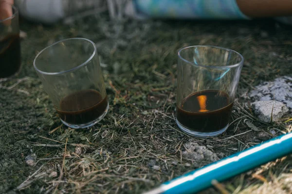 Großaufnahme Von Zwei Kaffeetassen Auf Dem Rasen — Stockfoto