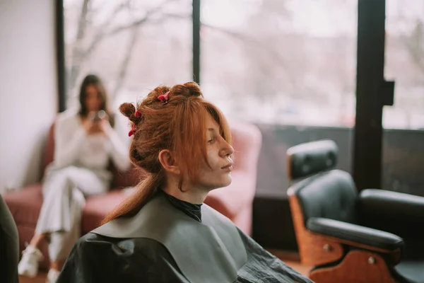 Kızıl Saçlının Kuaförde Oturup Kuaförünün Gelmesini Beklemesi — Stok fotoğraf