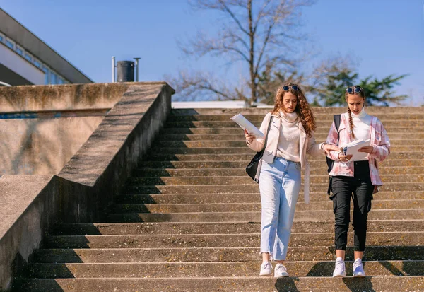 Brünettes Mädchen Spricht Mit Ihrer Freundin Während Sie Die Treppe — Stockfoto