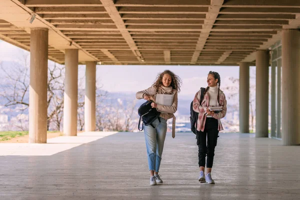 两个女孩在校园里散步 聊得很开心 前视镜拍摄 — 图库照片