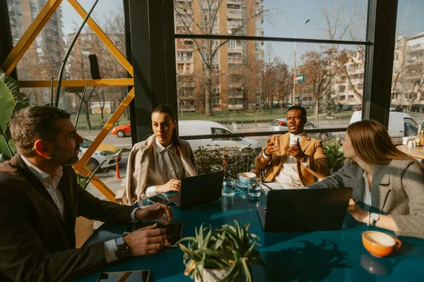 Ομάδα Τεσσάρων Επιχειρηματιών Που Έχουν Μια Συνάντηση Ενώ Κάθεται Στο — Φωτογραφία Αρχείου