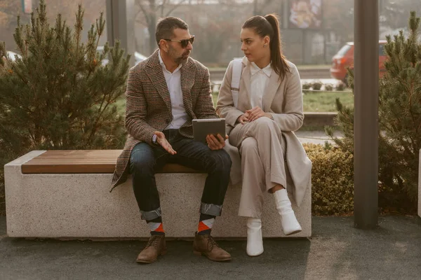 Pessoas Negócios Conversando Enquanto Sentam Banco Madeira Parque — Fotografia de Stock