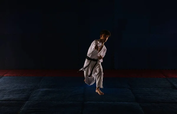 Young Karatist Doing Kizami Tsuki Karate Studio — Stock Photo, Image