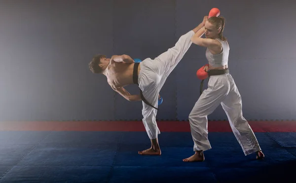 Unga Karate Vänner Gör Mawashi Geri Praktiken Karate Klubben — Stockfoto