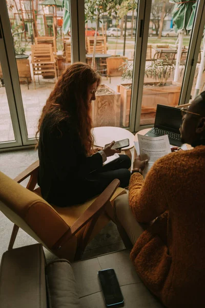 Zwarte Man Praat Met Zijn Gember Vrouwelijke Collega Kijkt Naar — Stockfoto