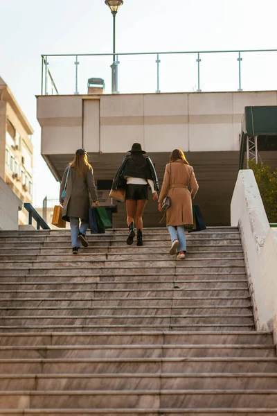 Uma Foto Vista Traseira Três Meninas Andando Shopping — Fotografia de Stock