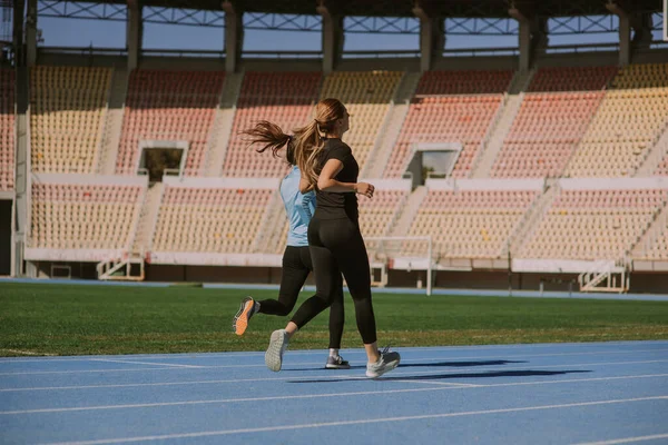 Zwei Hinreißende Mädchen Joggen Einem Schönen Sonnigen Morgen Stadion — Stockfoto