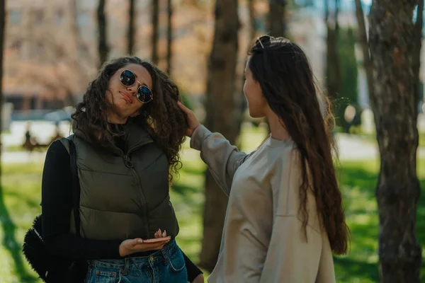 Zwei Hübsche Mädchen Unterhalten Sich Über Haare Brünette Mädchen Berühren — Stockfoto