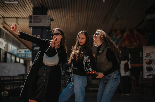 Drei Junge Mädchen Machen Ein Selfie Sie Haben Spaß Beim — Stockfoto