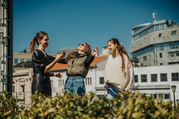 Tre Unga Vackra Flickor Har Roligt Ute Vacker Solig Dag — Stockfoto