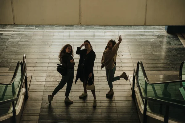 Una Foto Tres Chicas Divirtiéndose Centro Comercial Están Punto Compras — Foto de Stock