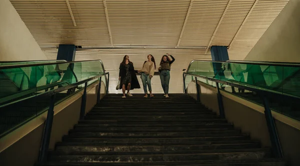 Vista Frontal Tres Chicas Bajando Las Escaleras Chica Pelo Rizado —  Fotos de Stock