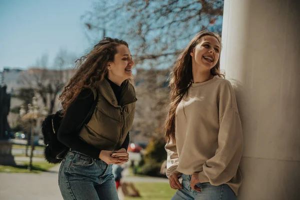 Όμορφα Κορίτσια Γελούν Ακούγοντας Τον Φίλο Τους Λέει Αστεία — Φωτογραφία Αρχείου