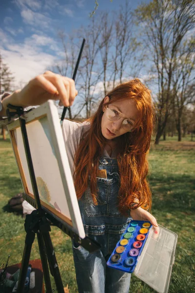 Parkta Dikilirken Tuvale Parlak Kızıl Saçları Olan Güzel Bir Genç — Stok fotoğraf