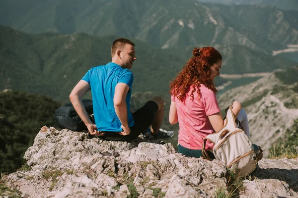 素晴らしいヨガのカップルが山に座っている — ストック写真