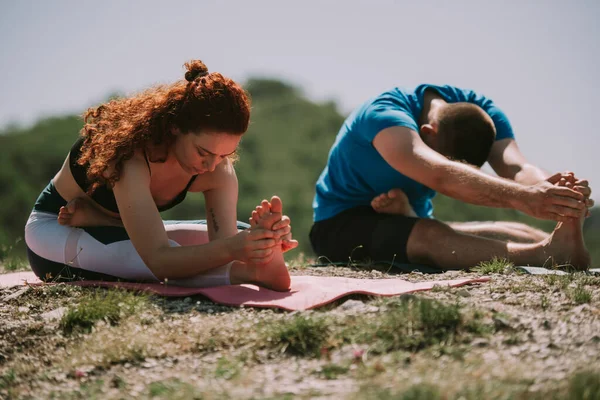 Primer Plano Pareja Yoga Esparciéndose Mientras Sienta Cima Montaña Sobre — Foto de Stock