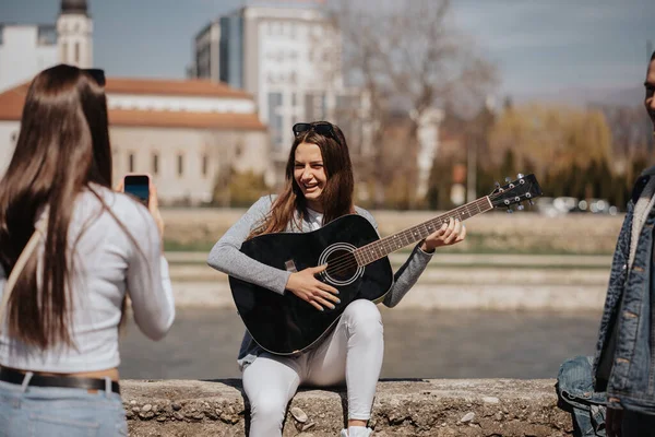 Belle Fille Joue Guitare Pendant Que Son Ami Prend Une — Photo