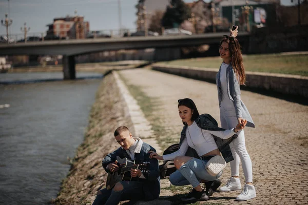 Three Friends Having Fun Laughing Playing Guitar Next River — Stock Photo, Image