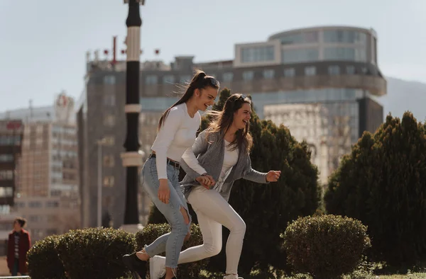 Ein Paar Frauen Gehen Nebeneinander Eine Straße Entlang — Stockfoto