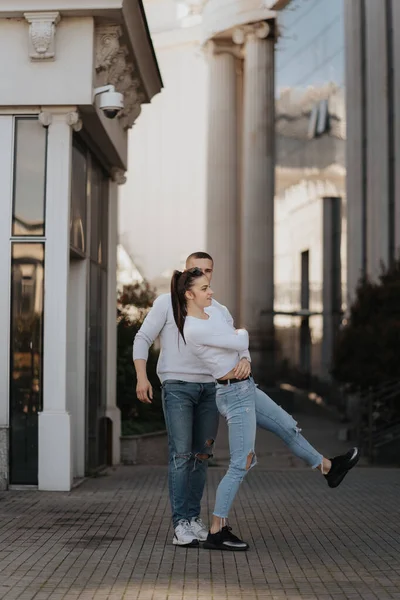 Schöne Paare Tanzen Zusammen Und Haben Spaß Der Innenstadt — Stockfoto