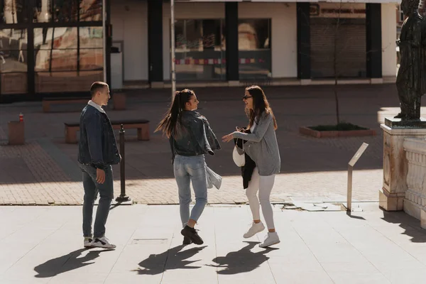 Tres Mejores Amigos Hablando Mientras Caminan Por Centro Ciudad Divierten —  Fotos de Stock