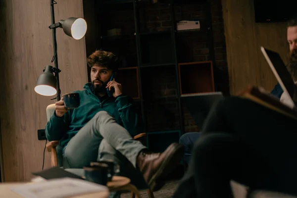 Gut Aussehende Männliche Geschäftsleute Telefonieren Während Sie Der Kaffeebar Sitzen — Stockfoto