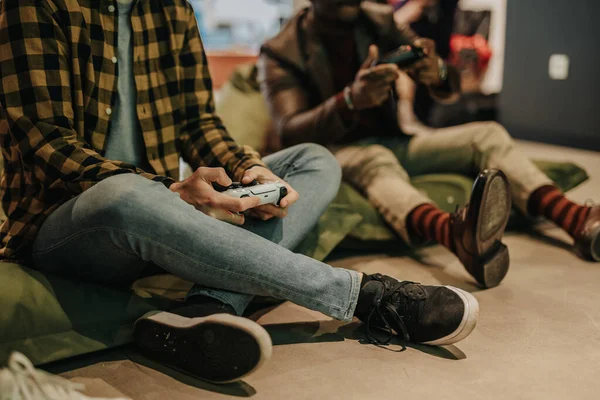テクノロジー ゲーム ホームコンセプト 仕事でビデオゲームをプレイする男性の友達を笑顔にする — ストック写真
