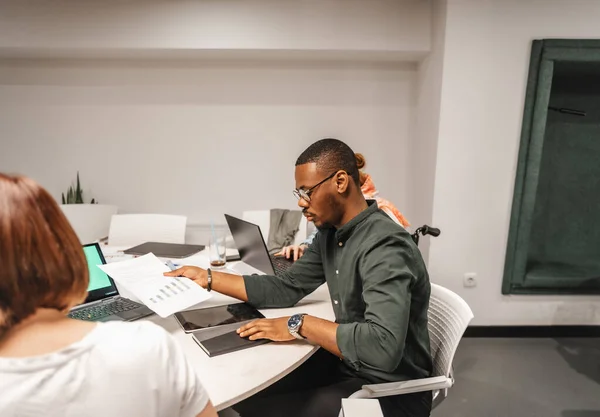 職場で文書を調べる黒人男性ビジネスマン — ストック写真
