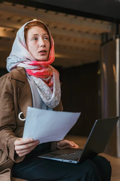 Jovem Mulher Hijab Discutindo Relatório Vendas Ruins Com Seu Colega — Fotografia de Stock