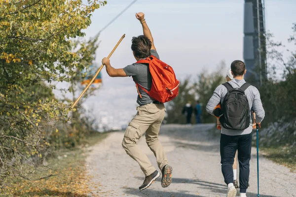 Jonge Wandelaars Bereikten Top Van Berg Gelukkige Man Springt Van — Stockfoto