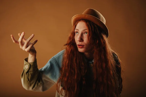 Κοντινό Πλάνο Του Όμορφου Ginger Girl Εξηγώντας Κάτι Ενώ Κινείται — Φωτογραφία Αρχείου