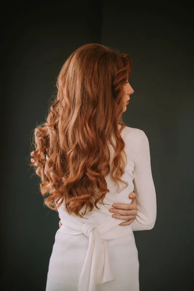 Ingwermodel Mit Lockigem Haar Psing Mit Ihrem Rücken Und Haare — Stockfoto