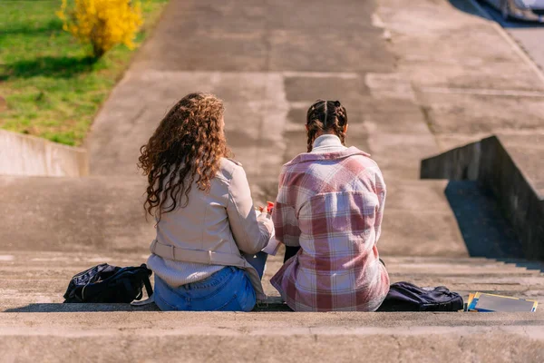 Visszapillantás Két Középiskolás Lányra Akik Lépcsőn Ülnek Együtt Tanulnak — Stock Fotó