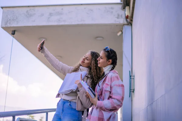 Hermosas Chicas Escuela Tomando Una Selfie Descanso Patio Escuela — Foto de Stock