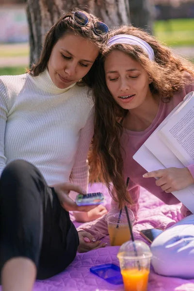 Güzel Liseli Kızlar Parkta Ödev Yazıyorlar Hesap Makinesiyle Hesaplıyorlar — Stok fotoğraf