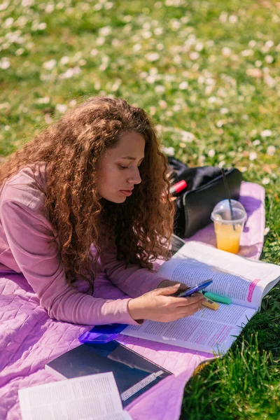 女孩在公园里学习时使用计算器 — 图库照片