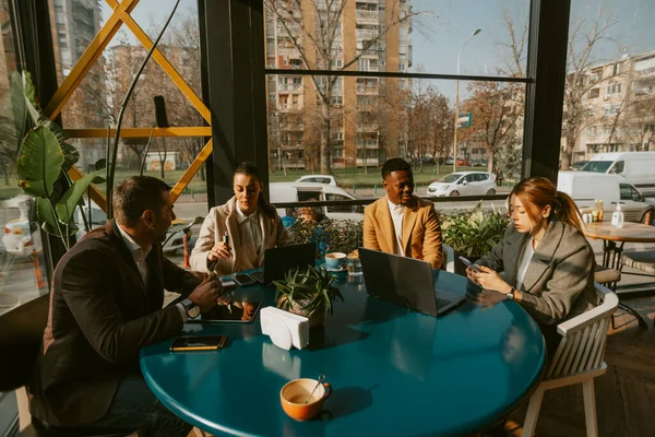 Cuatro Hombres Negocios Hablando Mientras Están Sentados Café —  Fotos de Stock